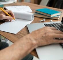 hombre-senior-haciendo-clases-en-linea-en-un-portatil